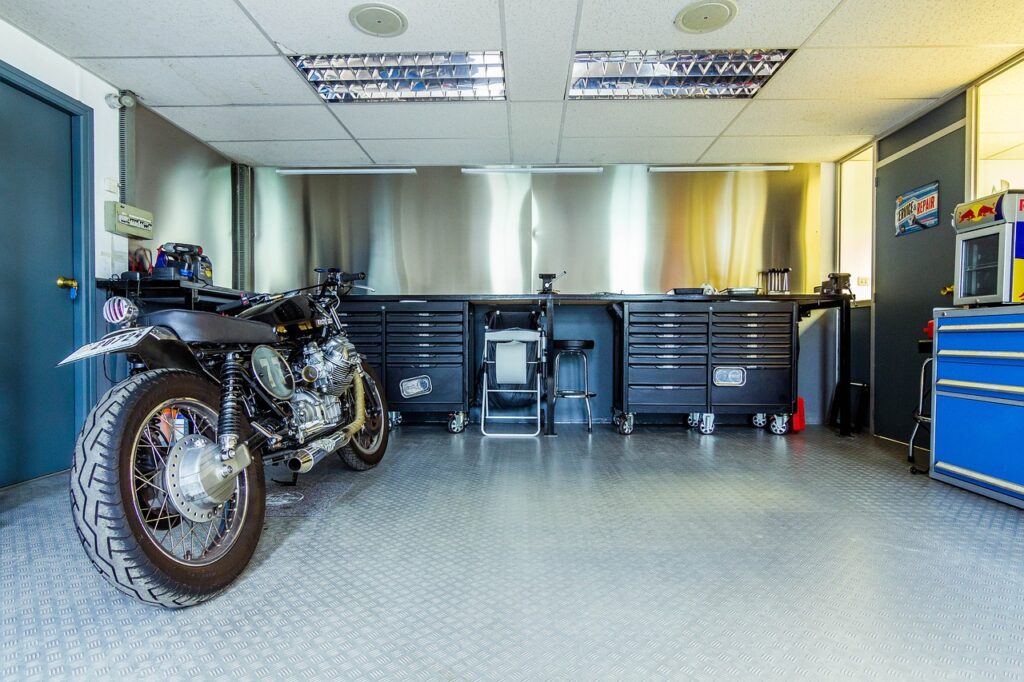 Fotografía del interior de un taller en Santander con una moto